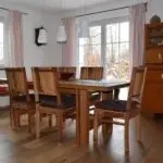 Hugos Villa Spreewald Wohnzimmer mit rustikalem Esstisch